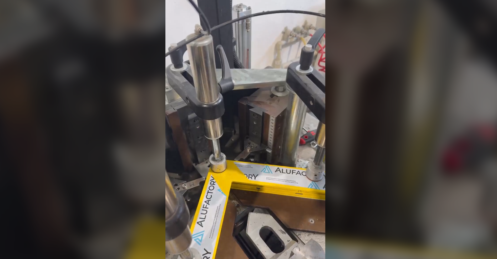 Crimping corner joints for aluminium window frames